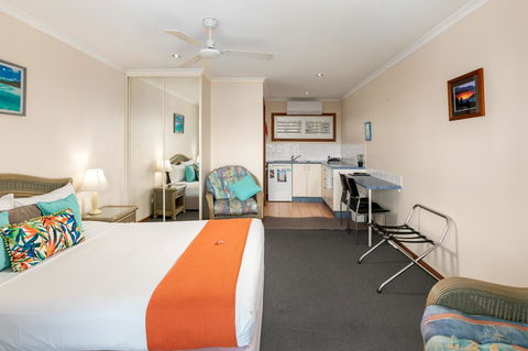 Sunlit Waters Studio Apartments - Holiday Find 14