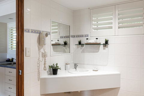 Sunlit Waters Studio Apartments - Holiday Find 26
