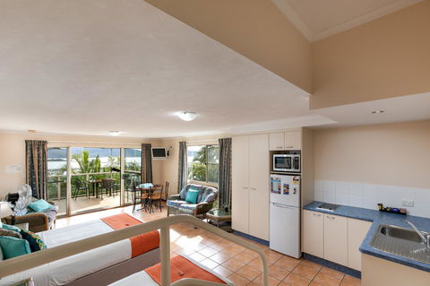 Sunlit Waters Studio Apartments - Holiday Find 38