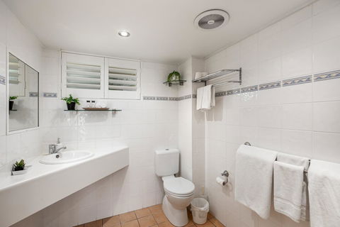 Sunlit Waters Studio Apartments - Holiday Find 36