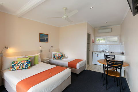 Sunlit Waters Studio Apartments - Holiday Find 21