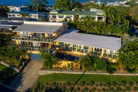 Sunlit Waters Studio Apartments - Holiday Find 8