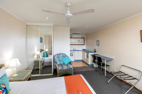 Sunlit Waters Studio Apartments - Holiday Find 13