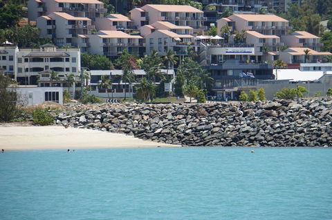 Airlie Seaview Apartments - Holiday Find 1