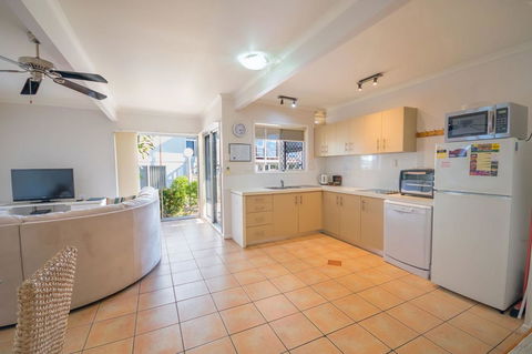 Airlie Apartments - Holiday Find 12