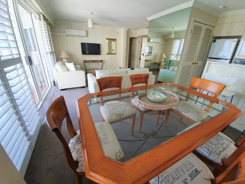 Broadbeach Holiday Apartments - Holiday Find 15