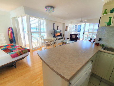 Broadbeach Holiday Apartments - Holiday Find 9
