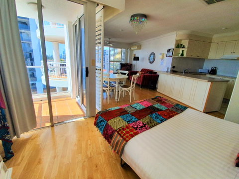 Broadbeach Holiday Apartments - Holiday Find 25
