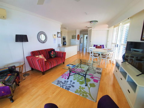 Broadbeach Holiday Apartments - Holiday Find 22