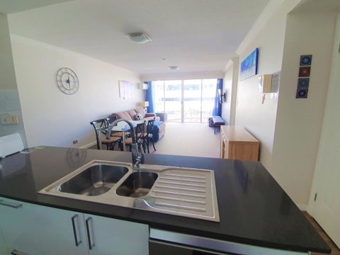 Broadbeach Holiday Apartments - Holiday Find 11