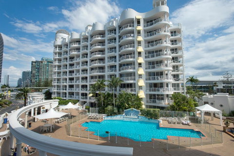 Broadbeach Holiday Apartments - Holiday Find 0