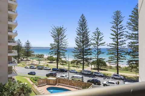 Columbia Beachfront Apartments On Rainbow Bay - Holiday Find 18