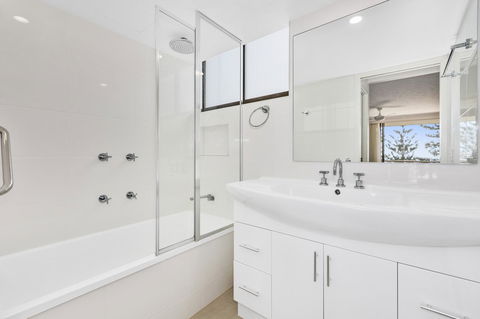 Columbia Beachfront Apartments On Rainbow Bay - Holiday Find 24