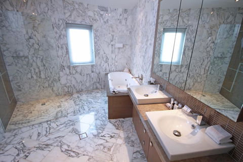 Oceans Mooloolaba - Holiday Find 34