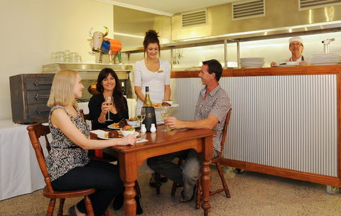 Cairns Queenslander Hotel & Apartments - Holiday Find 11