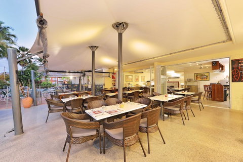 Cairns Queenslander Hotel & Apartments - Holiday Find 3