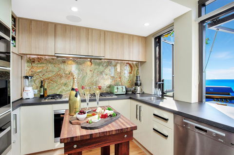 Burleigh Esplanade Apartments - Holiday Find 6