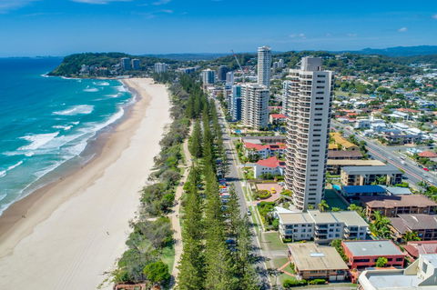 Burleigh Esplanade Apartments - Holiday Find 19