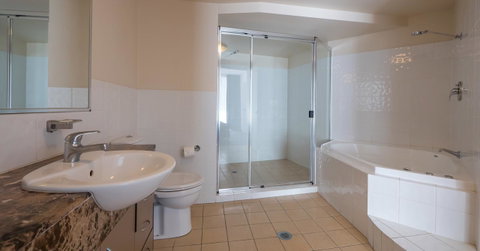 Broadbeach Savannah Resort - Holiday Find 11