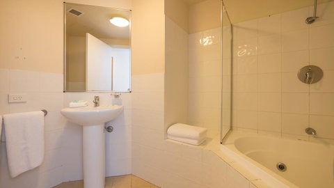 Broadbeach Savannah Resort - Holiday Find 23