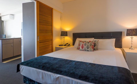 Broadbeach Savannah Resort - Holiday Find 24