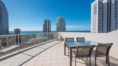 Broadbeach Savannah Resort - Holiday Find 1
