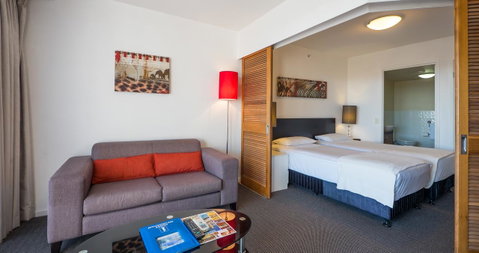Broadbeach Savannah Resort - Holiday Find 6