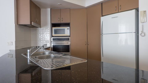 Broadbeach Savannah Resort - Holiday Find 18