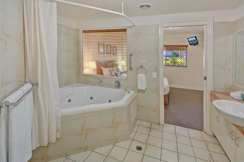 Raffles Mooloolaba - Holiday Find 11