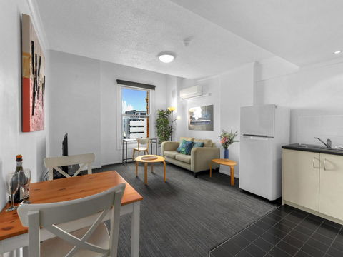 Central Brunswick Apartment Hotel - Holiday Find 4