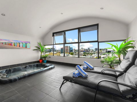 Central Brunswick Apartment Hotel - Holiday Find 11