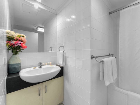 Central Brunswick Apartment Hotel - Holiday Find 21
