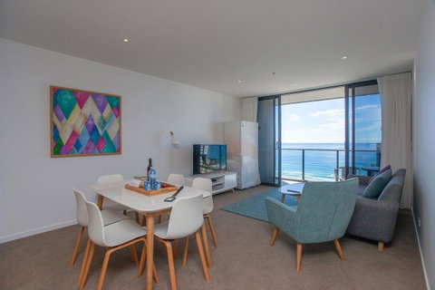 High Floor Ocean View Suites Broadbeach - Holiday Find 6