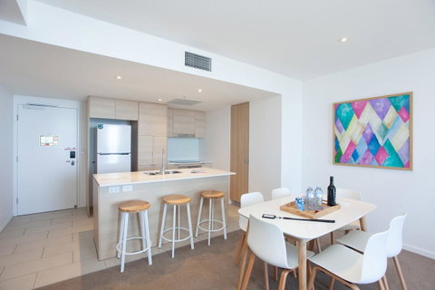 High Floor Ocean View Suites Broadbeach - Holiday Find 8