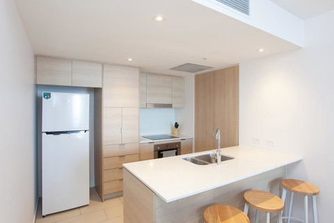 High Floor Ocean View Suites Broadbeach - Holiday Find 24