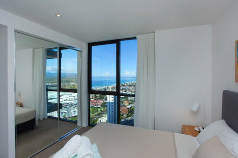 High Floor Ocean View Suites Broadbeach - Holiday Find 12