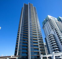 High Floor Ocean View Suites Broadbeach - Holiday Find