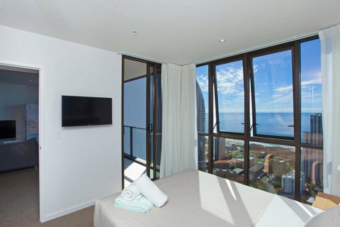 High Floor Ocean View Suites Broadbeach - Holiday Find 11