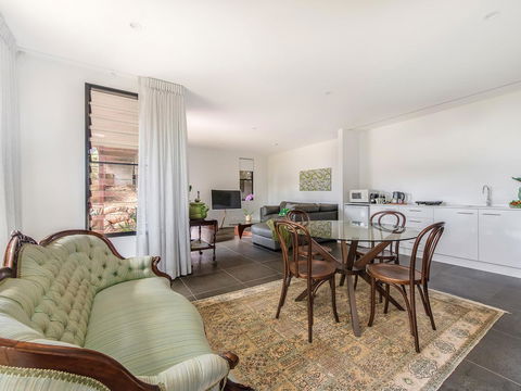 Sam's Buderim Mountain Guest House - Holiday Find 16