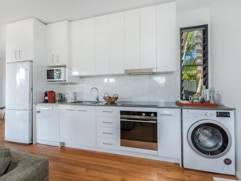 Sam's Buderim Mountain Guest House - Holiday Find 4