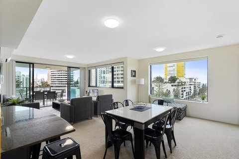 Broadbeach On The Park, 3 Bed Ocean - We Accommodate - Holiday Find 2