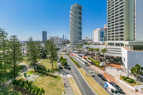 Broadbeach On The Park, 3 Bed Ocean - We Accommodate - Holiday Find 13