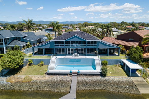 Havana Blue - Large 4 Bedroom Family Home - Holiday Find 6