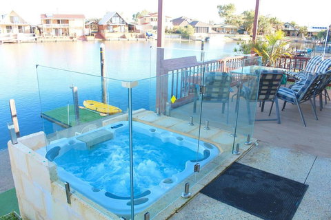 Waterside Resort Style - Holiday Find 0