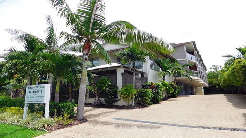Watersons At Airlie Central Apartments - Holiday Find 1