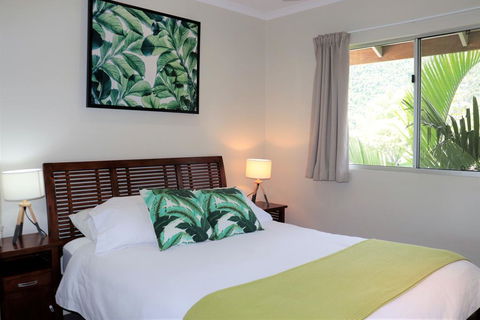 Watersons At Airlie Central Apartments - Holiday Find 2