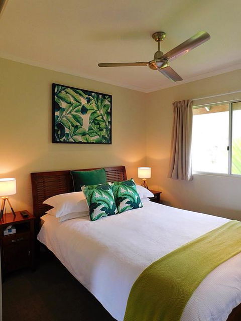 Watersons At Airlie Central Apartments - Holiday Find 3