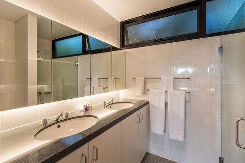 Waves 3 Luxury 3 Bedroom Endless Ocean Views Central Location + Buggy - Holiday Find 1