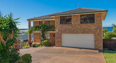 Waves @ Caves - Holiday Find 0