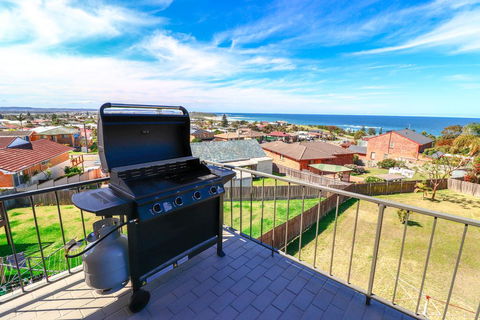 Waves @ Caves - Holiday Find 1